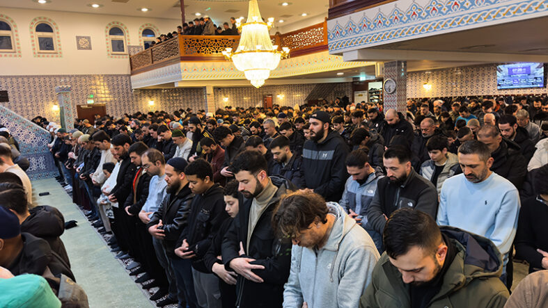 Hollanda'da 1000 genç sabah namazında bir araya geldi