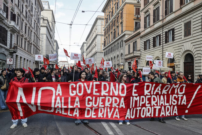 İtalya'da "Savaşa hayır, referandumda hayır" yürüyüşü düzenlendi