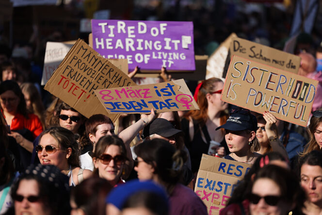 Almanya'da binlerce kadın, hakları için gösteri düzenledi