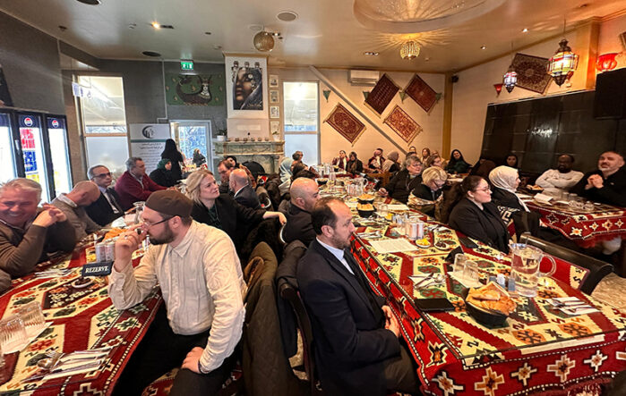 İsveç'te farklı inanç gruplarının temsilcileri iftarda buluştu