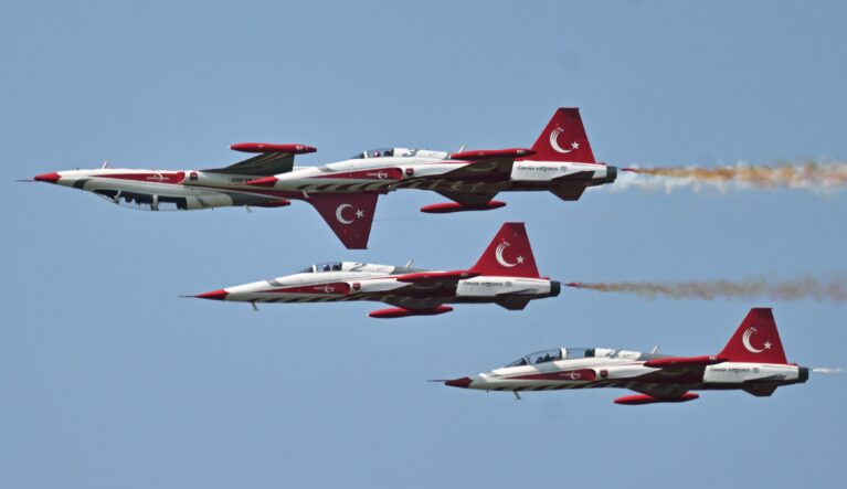Türk Yıldızları’nın Belçika’daki gösterisi büyük ilgi gördü